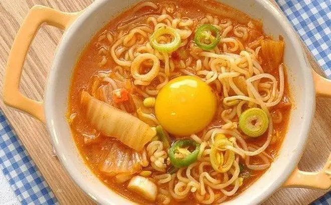 Cách Nấu Mì Tôm Trứng Lòng Đào Ngon Chuẩn Vị