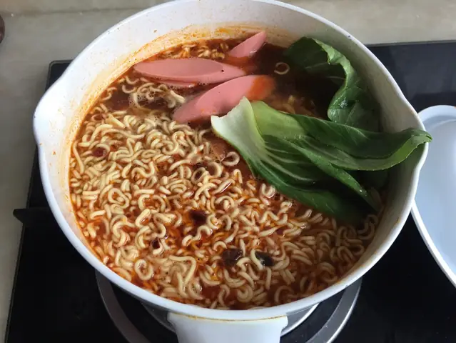 Cách Nấu Mì Tôm Xúc Xích Ngon Miệng, Dễ Làm Tại Nhà Cách Nấu Mì Tôm Xúc Xích Ngon Miệng, Dễ Làm Tại Nhà