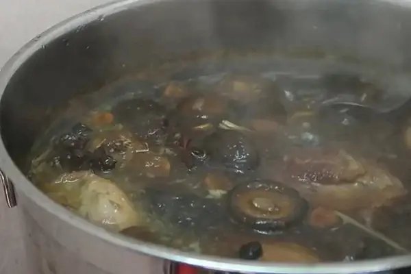 Hướng Dẫn Chi Tiết Cách Nấu Mì Vịt Tiềm Thuốc Bắc Chuẩn Vị Tại Nhà