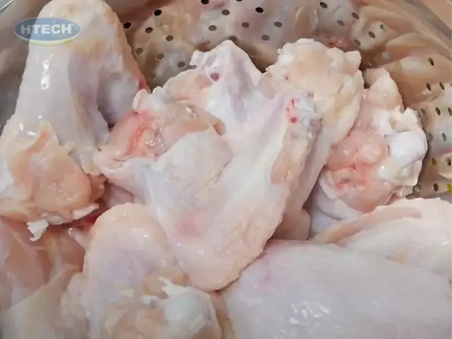 1. Chọn thịt gà tươi - linh hồn của món ăn