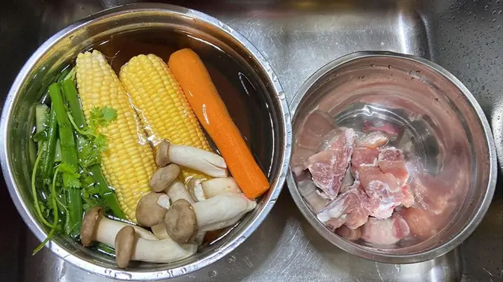 Hướng dẫn chi tiết cách nấu món canh bắp ngô chay ngọt thanh, bổ dưỡng tại nhà