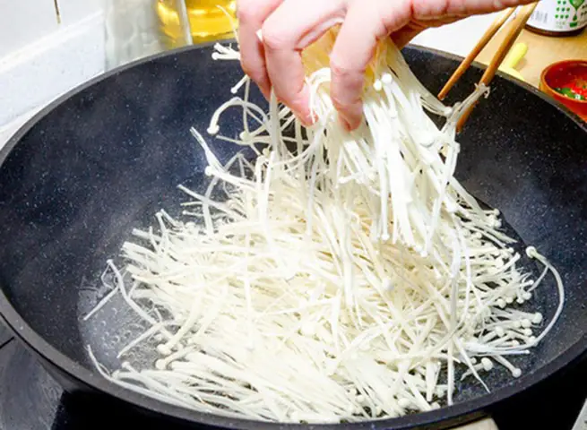 Cách Nấu Món Canh Thịt Bò Cuộn Nấm Kim Châm Thơm Ngon Bổ Dưỡng