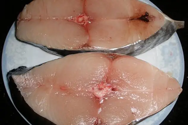 Dùng cá thu để nấu cháo cho bé