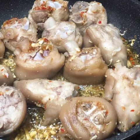 Cách Nấu Móng Giò Kho Sả Ớt Ngon Chuẩn Vị Tại Nhà Cách Nấu Móng Giò Kho Sả Ớt Ngon Chuẩn Vị Tại Nhà