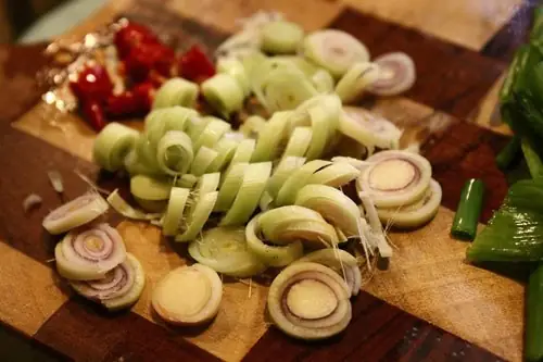 Hướng Dẫn Cách Nấu Ốc Móng Tay Xào Húng Thơm Ngon Đậm Vị