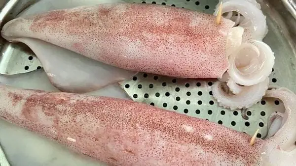 Chuẩn bị mực:Mực ống rửa sạch, bỏ túi mực và ruột, để ráo. Giữ lại đầu mực.