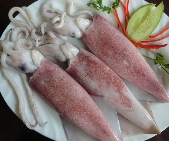 Chuẩn bị mực:Mực ống rửa sạch, bỏ túi mực và ruột, để ráo. Giữ lại đầu mực.