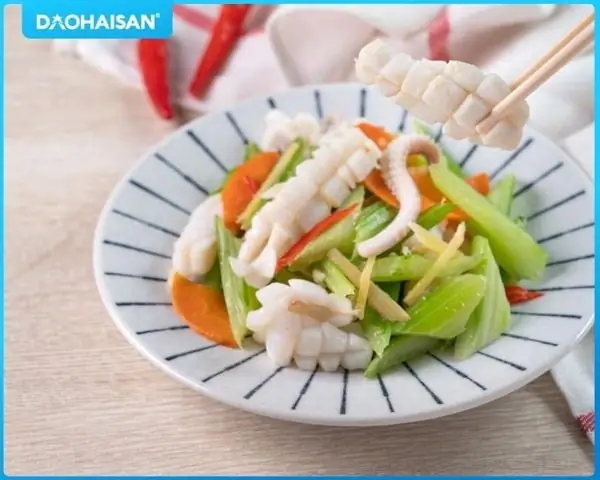 Hướng dẫn chi tiết cách nấu mực xào dưa leo ngon giòn tại nhà