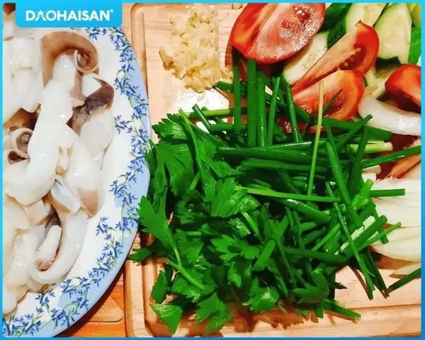 Hướng dẫn chi tiết cách nấu mực xào dưa leo ngon giòn tại nhà