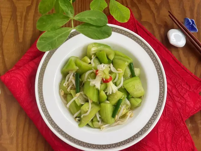 Cách làm món mướp xào giá - Ảnh 2.