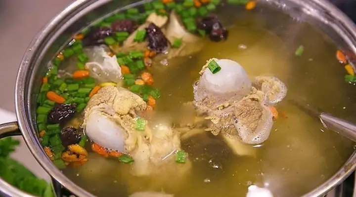Hướng dẫn cách nấu lẩu xương heo bổ dưỡng, thơm ngon