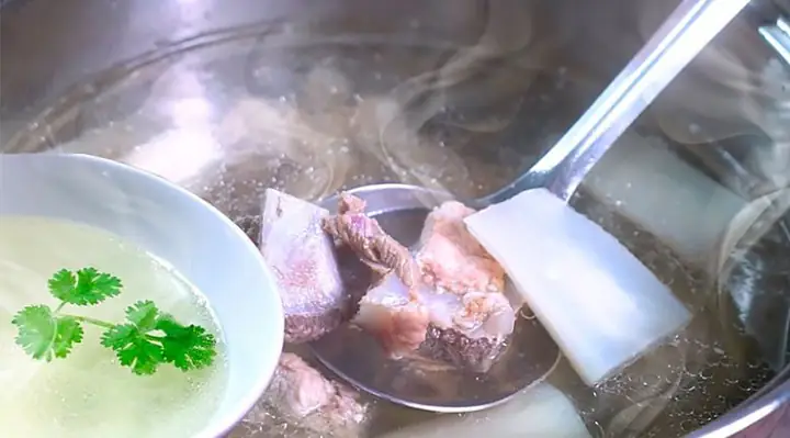 Nước dùng xương heo trong veo, vị ngọt thanh, bổ dưỡng