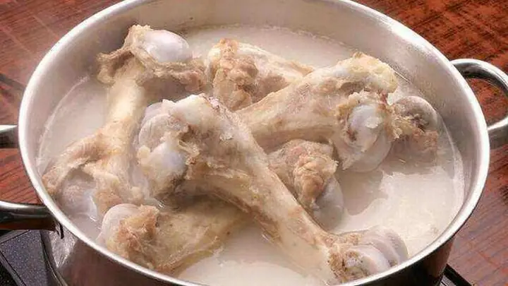 Bí Quyết Nấu Nước Lèo Trong Ngọt Hoàn Hảo Cho Hủ Tiếu Nam Vang