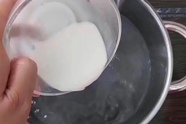 Nấu chè mè đen bột năng