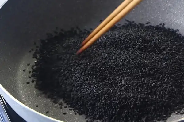 Sơ chế và rang mè đen