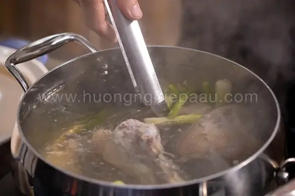 Hướng Dẫn Chi Tiết Cách Nấu Nước Phở Bò Ngon Chuẩn Vị Tại Nhà