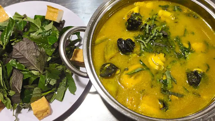 Bước 1: Xào thịt ba chỉ và ốc Bước 1: Xào thịt ba chỉ và ốc