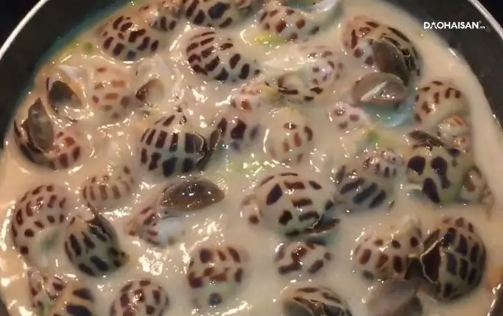 Ốc Hương xào dừa