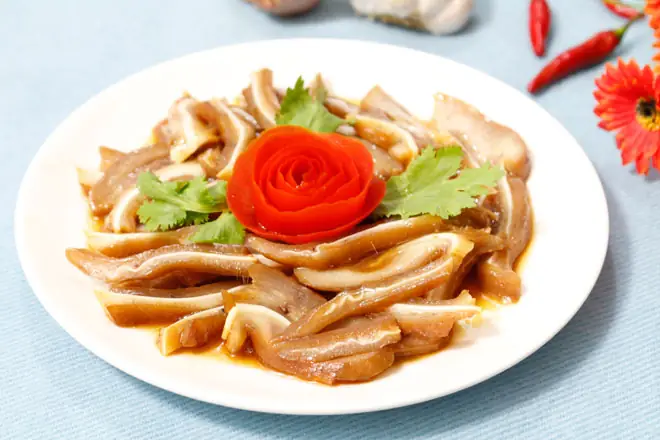 Phá lấu tai heo có thể làm món nhậu lai rai hoặc ăn với cơm, bánh mì đều rất ngon, thịt tai heo giòn sần sật hấp dẫn đến miếng cuối cùng.