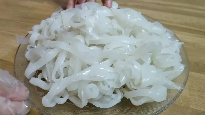 Bước 5: Trụng bánh phở và hoàn thành