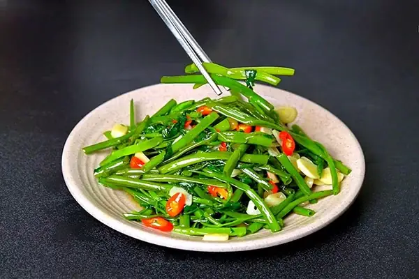 Hướng dẫn chi tiết cách làm rau muống xào tỏi ngon chuẩn vị