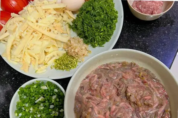 2.1. Rươi Nấu Măng – Món Canh Thanh Mát, Dễ Ăn