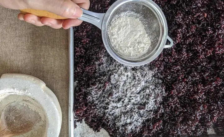 Cách nấu rượu nếp cẩm bằng nồi cơm điện ngon