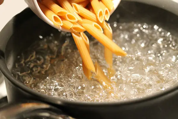 Cùng nấu nui xào thịt bằm sốt cà chua nào!