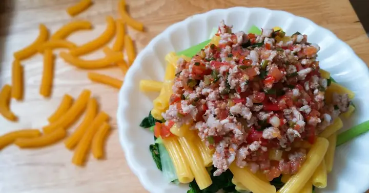 Cùng nấu nui xào thịt bằm sốt cà chua nào!