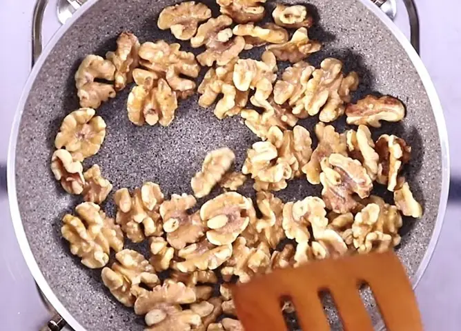 Bước 2: Bóc vỏ, rang hạt