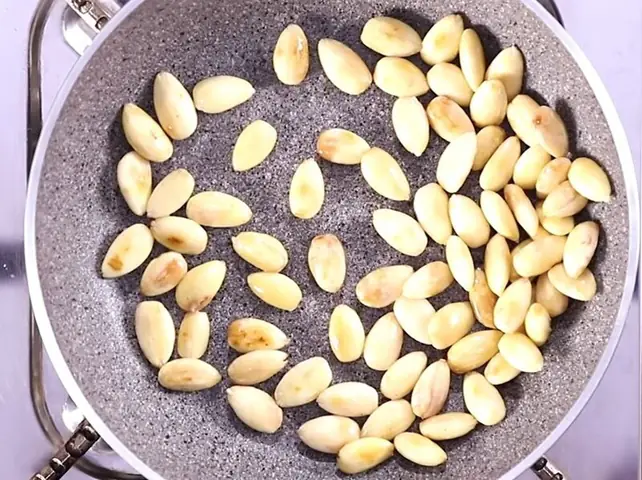 Bước 2: Bóc vỏ, rang hạt