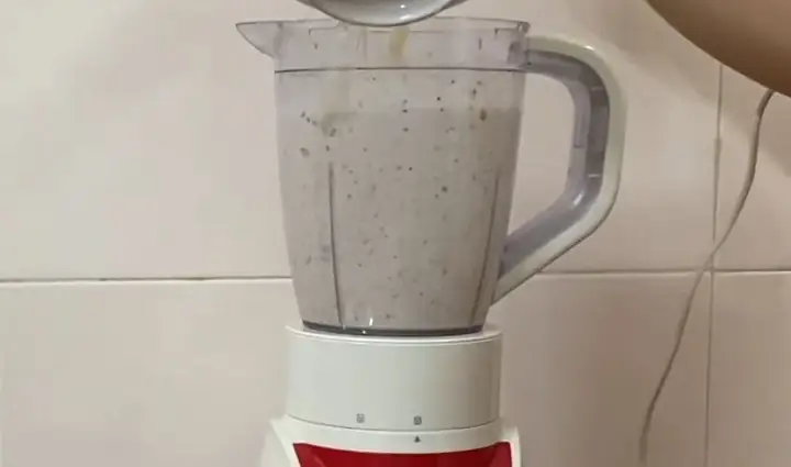 Bước 2: Xay hạnh nhân và yến mạch