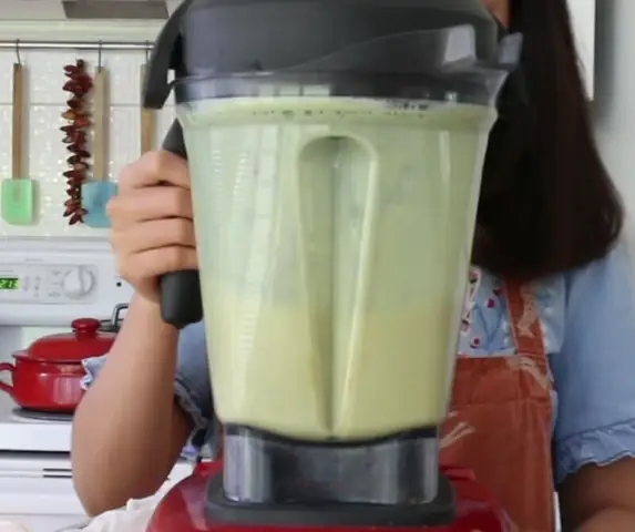 Bước 1:Ngâm hạnh nhân