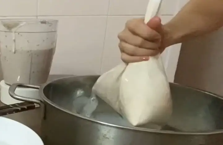 Bước 3: Lọc sữa