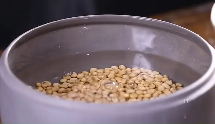 Bước 1: Ngâm các loại hạt
