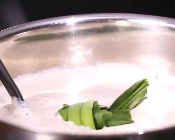 Bước 4: Lọc và nấu sữa