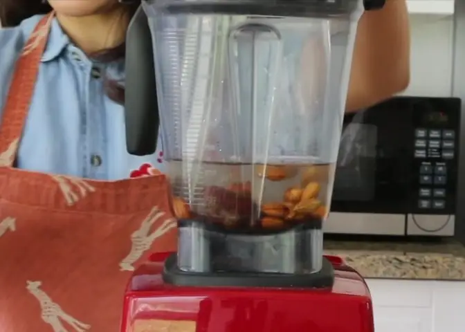 Bước 1:Ngâm hạnh nhân