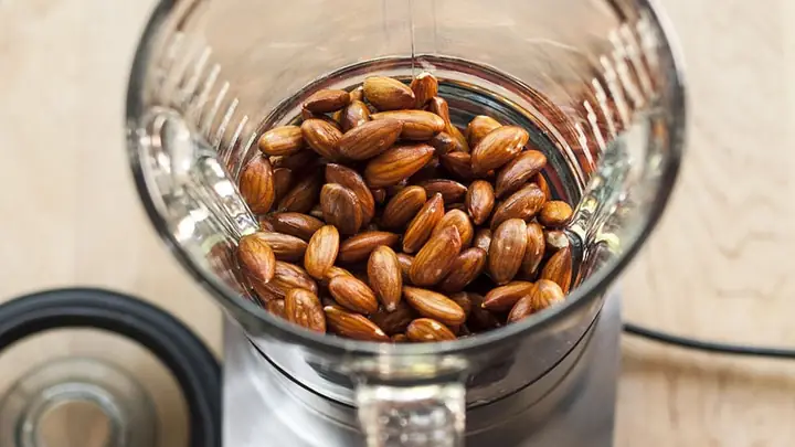 Bước 2: Xay hạnh nhân