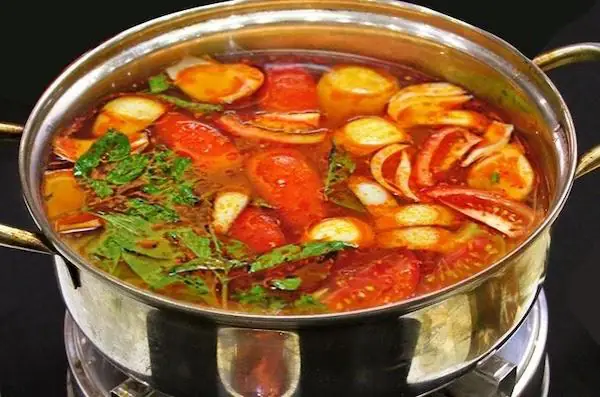 Bước 2: Tiến hành nấu nước lẩu lòng đúng chuẩn vị