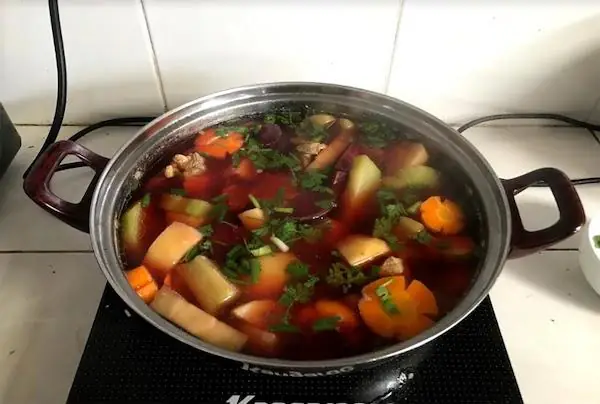 Bước 2: Tiến hành nấu nước lẩu lòng đúng chuẩn vị