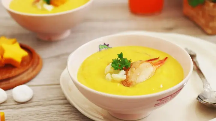 Súp cua với bí đỏ và bông cải xanh