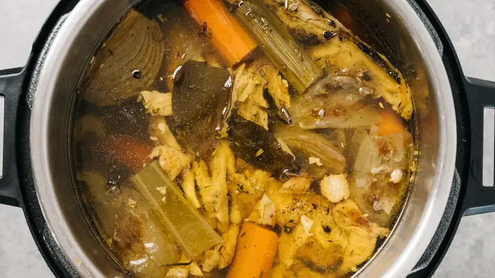 Súp cua với nước dùng xương gà