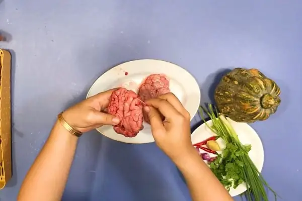 Bước 3: Cách sơ chế óc heo để không bị tanh?