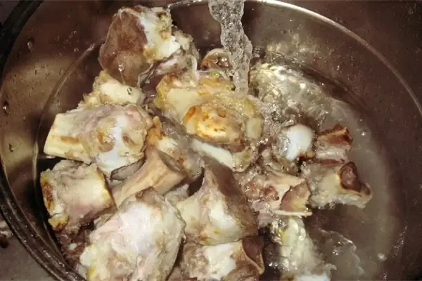 Bước 1: Hầm nước dùng