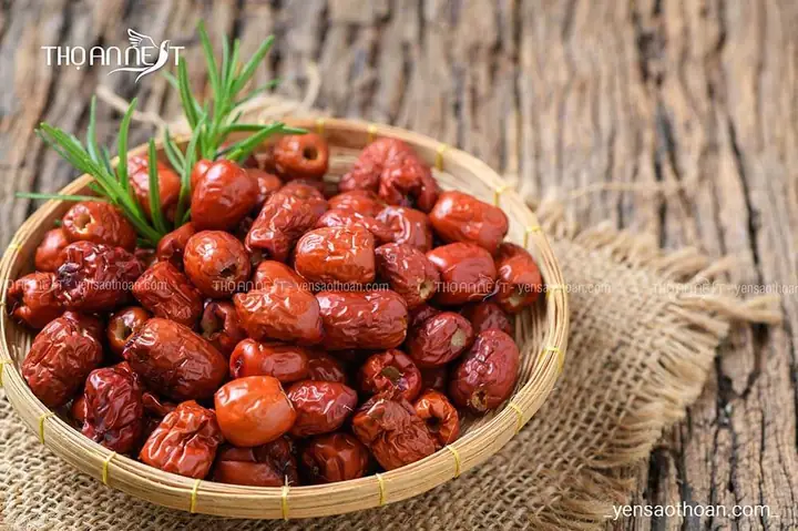 Với mỗi đơn hàng từ 50g, Thọ An Nest không chỉ tặng kèm táo đỏ, hạt sen, hay đường phèn, mà còn có thêm các nguyên liệu như kỷ tử, hạt chia, nhãn nhục, giúp khách hàng đa dạng hóa món yến chưng hàng ngày, bồi bổ nhiều phương diện cho cơ thể.