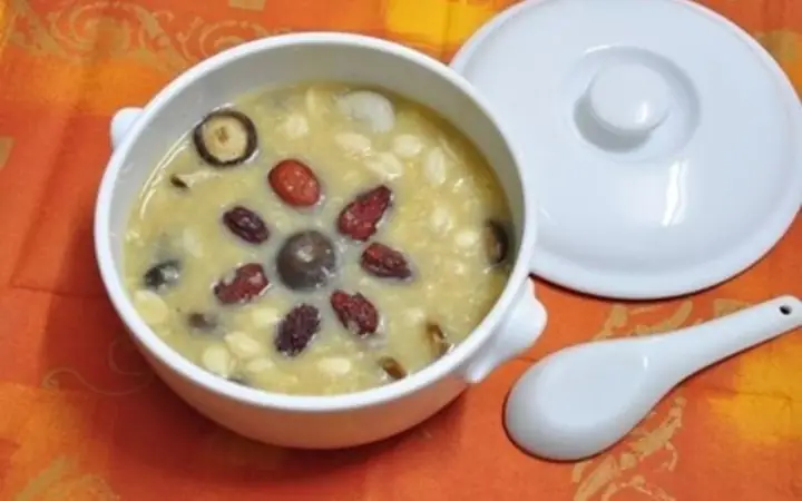 1. Nấu cháo táo đỏ hạt sen cho bé 1. Nấu cháo táo đỏ hạt sen cho bé