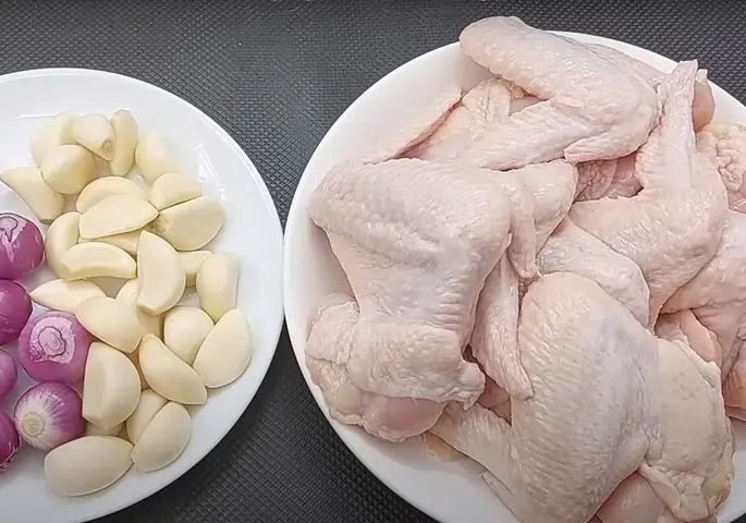 Cách nấu thịt gà chiên mắm: Công thức đơn giản, đậm đà