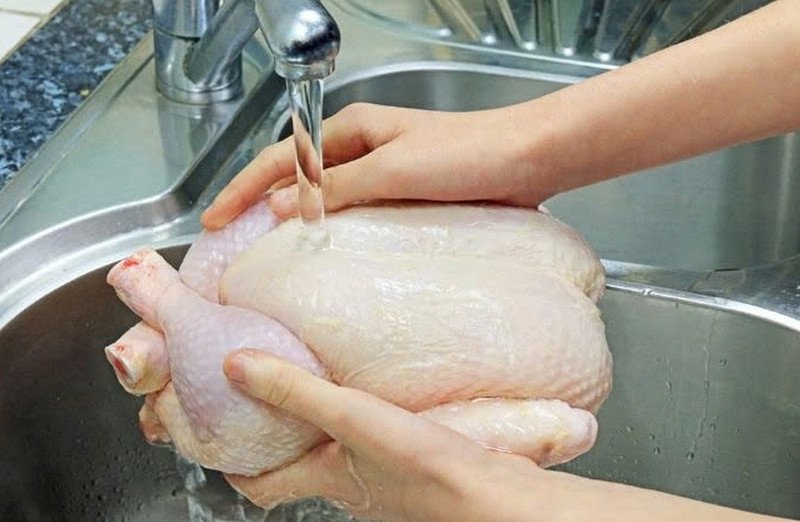 Cách nấu thịt gà già nhanh mềm với thịt gà mái già đang được ướp gia vị