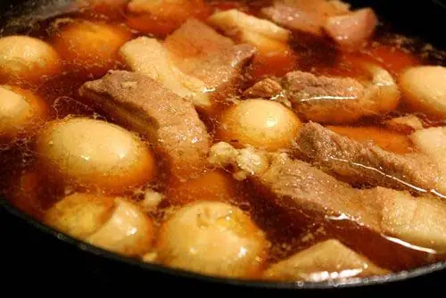 Làm sao để nấu thịt kho trứng nước dừa mềm ngon, đậm đà? Làm sao để nấu thịt kho trứng nước dừa mềm ngon, đậm đà?