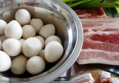 Làm sao để nấu thịt kho trứng nước dừa mềm ngon, đậm đà? Làm sao để nấu thịt kho trứng nước dừa mềm ngon, đậm đà?